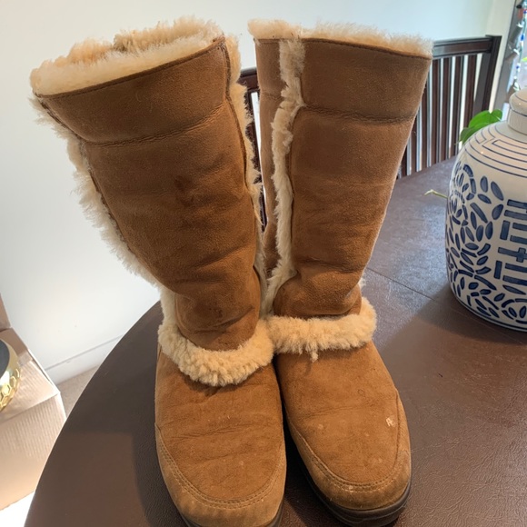 UGGs Sundance Chestnut Brown Sheepskin Fut Suede Boots Women's Size 7. - Picture 2 of 11